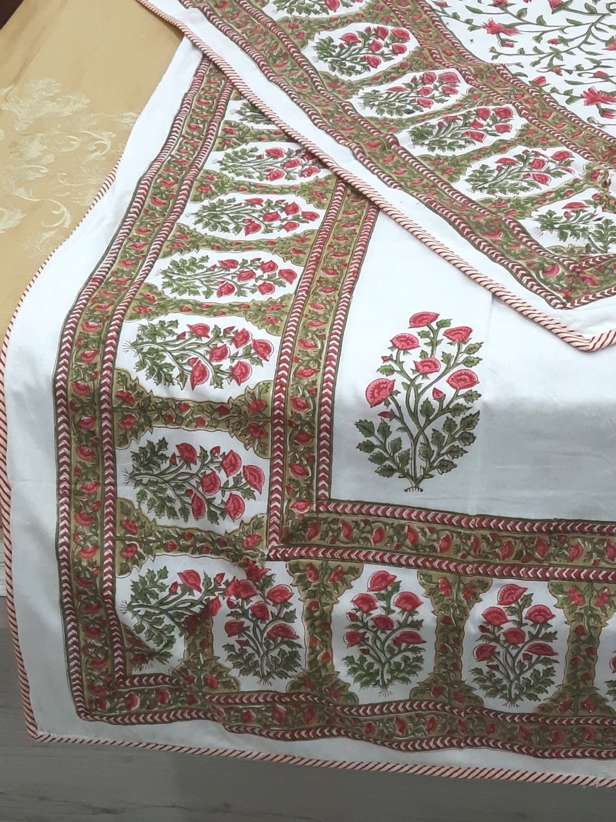 Indian Summer Reversible AC Quilt- Pink & White, Mughal Print (90x60inches)